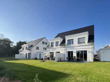 Im Sommer einziehen / eigene Wünsche noch möglich / elegante Doppelhausvilla mit Garten & Garage