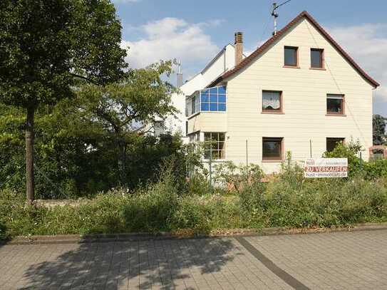 Eckgrundstück in bester Lage in Neureut - gegenüber Parkanlage, 2 Parteien-Haus mit Traum-Garten