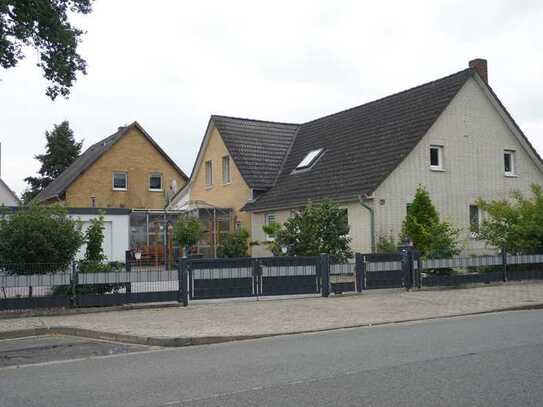 Gepflegtes Einfamilienhaus inkl. 2 Einliegerwohnungen auf 775 m² Eigentumsgrundstück in Hillerse