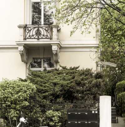 Stilvolle Grand Etage mit 2 Terrassen im imposanten Stilaltbau in zentraler, grüner Lage