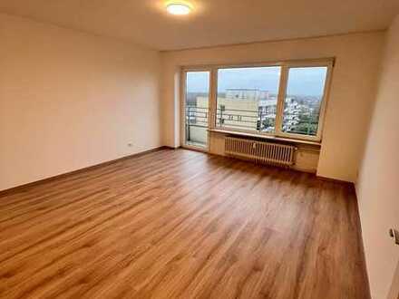 In Kaarst: Neu renovierte Wohnung mit zwei Zimmern und Balkon