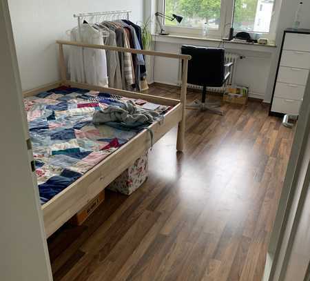 Schönes Zimmer in einer 2er WG mit Balkon und Wohnzimmer