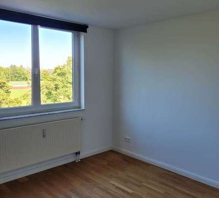 Untermiete: Helle 2-Zimmer-Wohnung in Schwabing-Freimann mit Blick ins Grüne