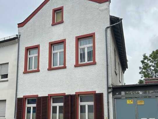 Stadthaus in Frankfurt-Fechenheim mit 2 Wohnungen zum Verkauf angeboten