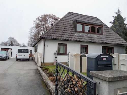 ** Einfamilienhaus mit ca. 825 m² großem Garten zum Selbstbezug in München **