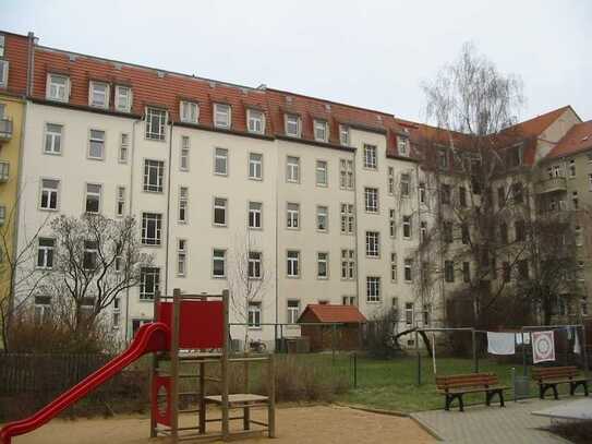 Kapitalanlage! Vermietete 2-Zimmer-Wohnung im Dachgeschoss in Striesen zu verkaufen