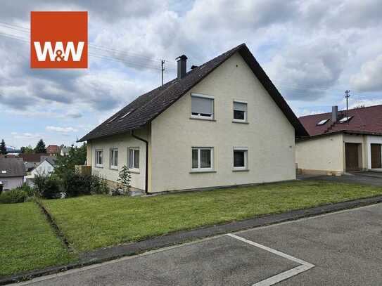 Zweifamilienhaus in sonniger Lage mit viel Potential, tollem Grundstück und Garage.