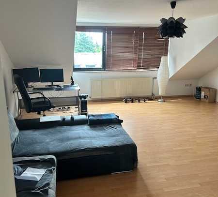 Schöne 2-Zimmer 76 m² DG-Wohnung in Düsseldorf