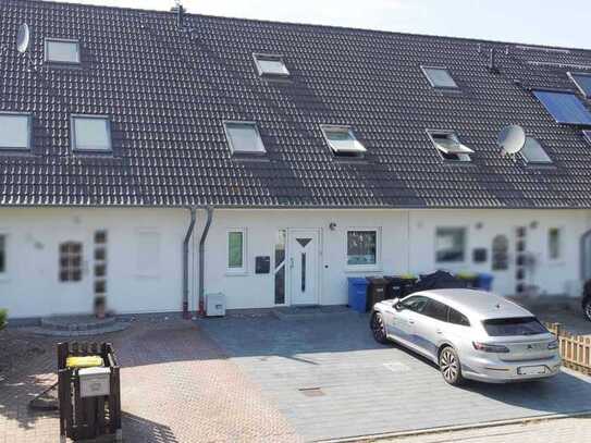 Zögern Sie nicht: Gepflegtes Reihenmittelhaus mit Terrasse in Vorstadtlage