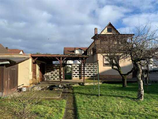 WOHNEN-TEILEN-BAUEN
Einfamilienhaus mit großem Bauplatz