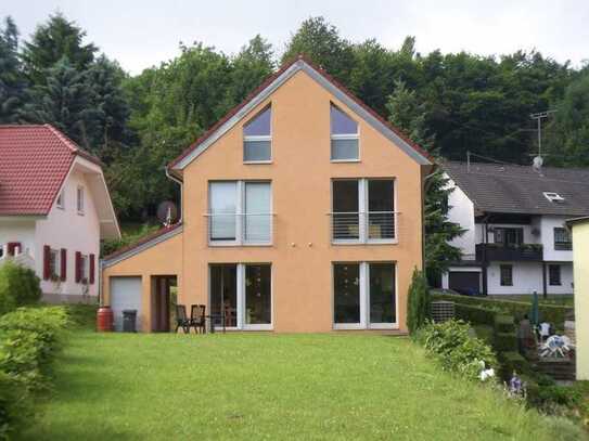 Gartenseitige Haushälfte im Grünen mit ELW, Vorbildliches Umwelthaus ohne Kfz-Garage, 1.061 m² GS