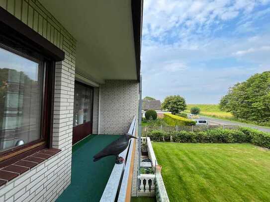 Westerdeichstrich/Stinteck: Gemütliche 2 Raum Wohnung mit einem Balkon und KFZ-Stellplatz am Haus