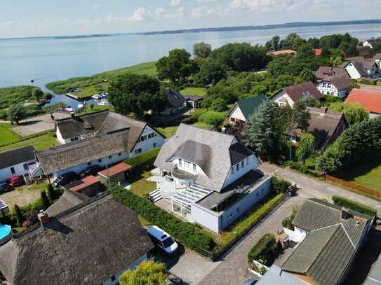 Modernes, großzüg. Wohnen mit Wasserblick. Sauna, Wellness, Fitness, Gästeapartment.