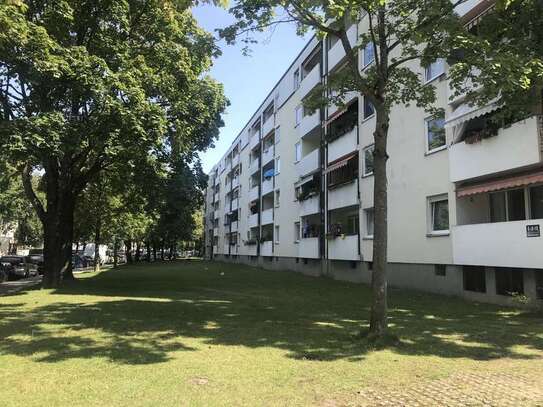 Stilvolle, modernisierte 3-Zimmer-Wohnung mit Balkon in Schwabing-West, München.