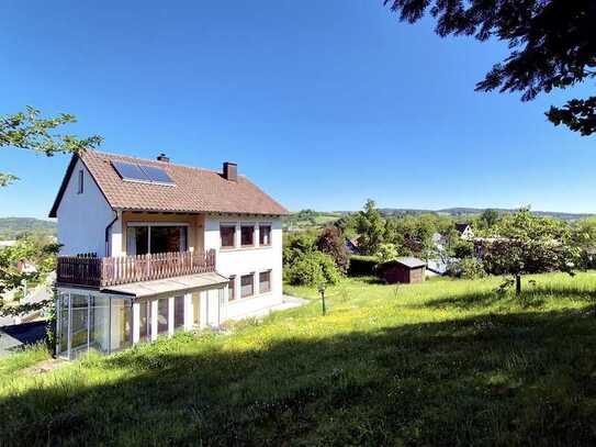 Grandioser Ausblick gefällig? Wohnhaus mit großem Garten und drei Garagen