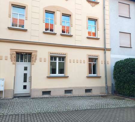 Attraktive und vollst. renovierte 1,5-Raum-Erdgeschosswohnung mit geh. Innenausstattung mit EBK