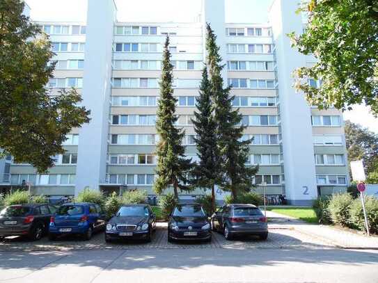 Luftige Wohnung im 4. OG mit Balkon