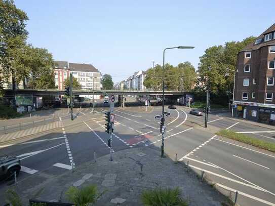 4 Zi-Altbauwohnung zzgl. Wohnküche, Wannenbad & Balkon im 1. OG eines gepflegten Stadthauses D-Bilk