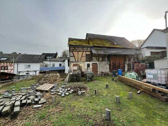 Grundstück mit Abrissgenehmigung und Bauplänen für ein neues Wohnhaus