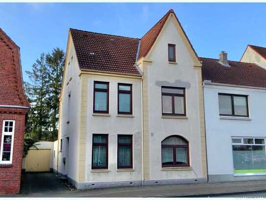 HUSUM ZENTRUM: Charmantes Stadthaus mit 2 Wohnungen, Ausbaureserve, Westgarten, Balkon und Garage!