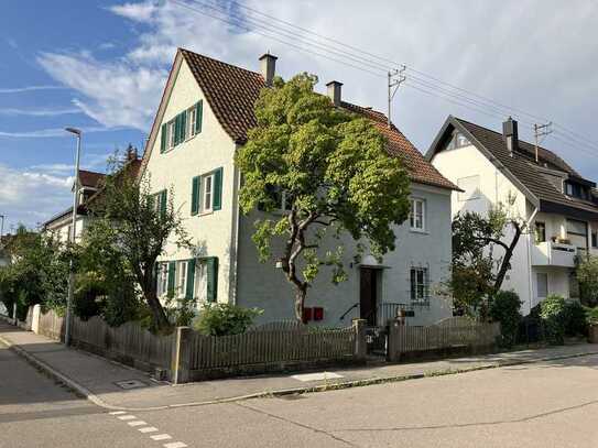 Charmantes Zweifamilienhaus in Korntal, gute Lage, traumhafter Garten, Balkon, ohne Makler