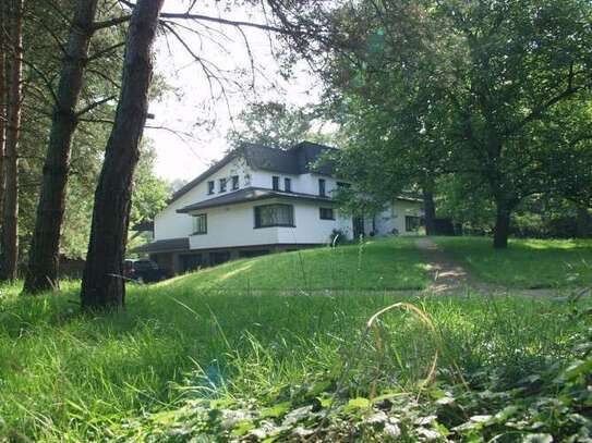 Großzügiges Architektenhaus mit separater Wohnung/Büros und traumhaften Blick auf Privatsee