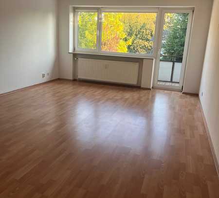 Großzügige 2-Zimmer-Wohnung mit Balkon, Küche und Stellplatz