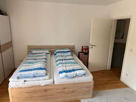 Helle 1-Zimmer-Wohnung mit EBK, Balkon in TOP Westendlage Mit Skyline-Blick, 1.950€ Ablöse für Möbel