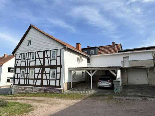 Ein Kulturdenkmal - Fachwerkhaus mit Garage und kleinem Garten