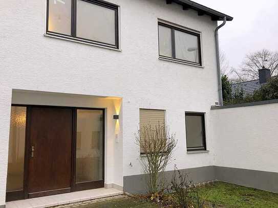 MODERNIZED LIVING DREAM! Terraced house with garden and garage in Hattersheim