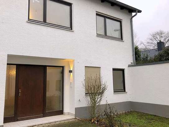 MODERNIZED LIVING DREAM! Terraced house with garden and garage in Hattersheim