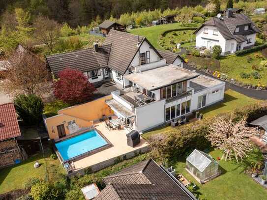 Urlaub in den eigenen vier Wänden: Großes Einfamilienhaus mit Pool und tollem Ausblick in Werdohl!