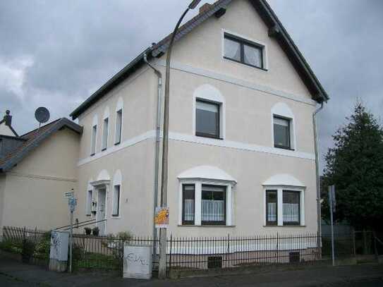 EG-Wohnung mit Loggia, Terrasse und großem (noch sehr verwilderten) Garten