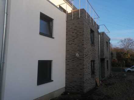 Schöne moderne Neubau Erdgeschosswohnung mit Terrasse und Stellplatz