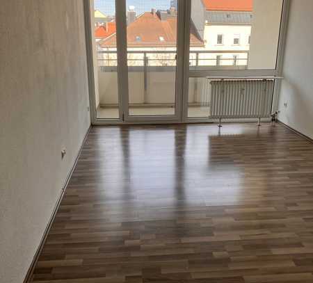 Vollständig renovierte 1-Zimmer-Wohnung mit Balkon und Einbauküche in München