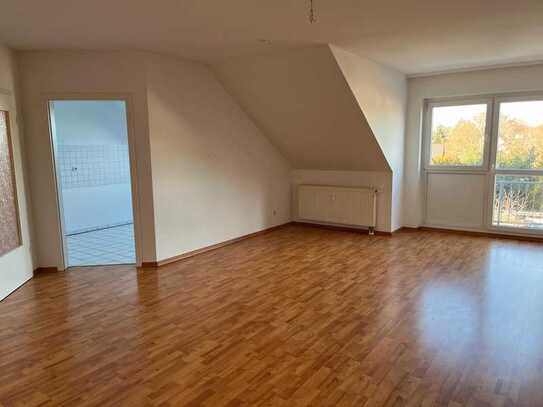 Sehr schöne 1 Raum Dachgeschoss Wohnung mit Balkon und Tiefgaragenstellplatz