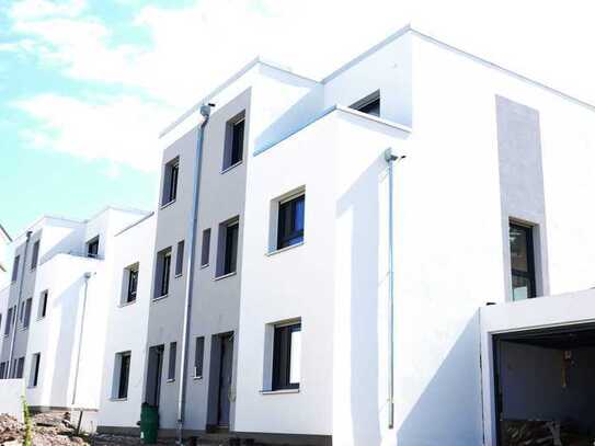 ! Sofort bezugsfertig ! Maulbronn * 156 m² Neubau-Doppelhaushälfte * inkl. Appartement *