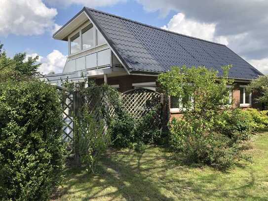 Schönes Einfamilienhaus in ruhiger Lage mit großem Garten und Saunahaus