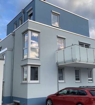 Neuwertige 4-Raum-Wohnung mit Balkon in Karlsdorf-Neuthard