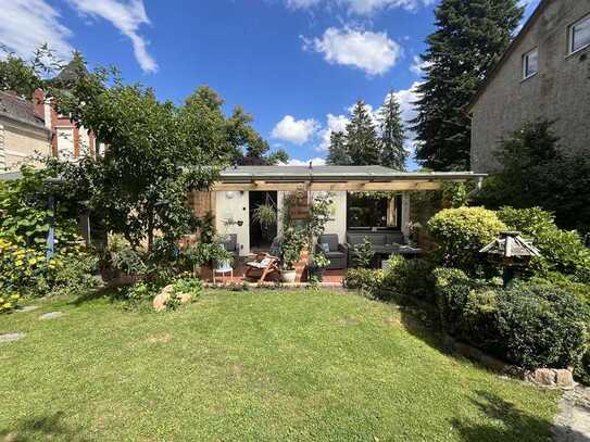 Großes Bungalow-Einfamilienhaus mit viel Platz in einer grünen Oase