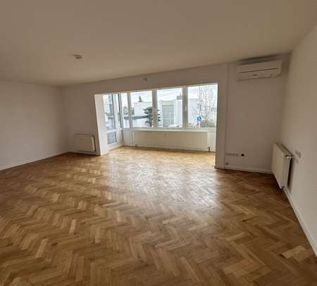 Frisch renovierte 4-Zimmer-Terrassenwohnung & Garten mit Panoramablick in Traumlage (Musikerviertel)