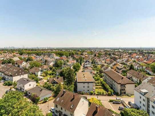 Schön geschnittene 3-Zimmer-Wohnung mit Südbalkon und Panoramasicht nach Frankfurt