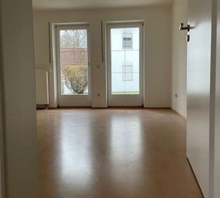 Schöne, helle 2-Zimmer-Wohnung, ruhige Wohnlage, Erdgeschoß mit Terrasse