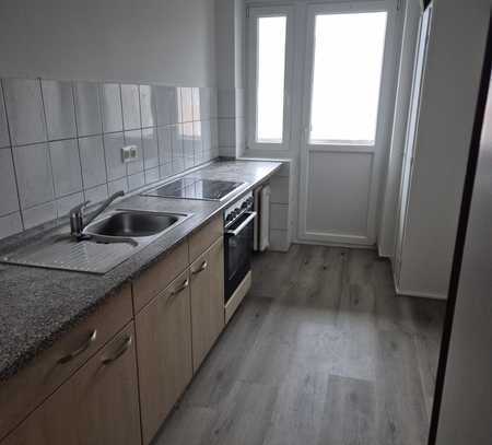 Renovierte 3,5 Zimmer Wohnung im OG mit Balkon und EBK