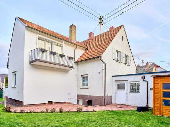 Freistehendes Einfamilienhaus mit Balkon, Terrasse, Garten und 2 Garagen. Keller vorhanden