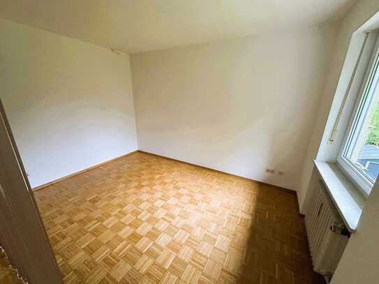 Ruhige, helle, 3-Zimmer-Wohnung mit Südbalkon, Einbauküche und Parkettboden in München Forstenried
