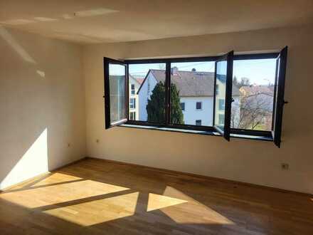 Gepflegte Wohnung mit vier Zimmern und Dachterrasse in Stadtbergen