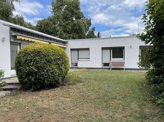 Bungalow mit 5 Zimmern und großem Garten in Erlangen, Büchenbach