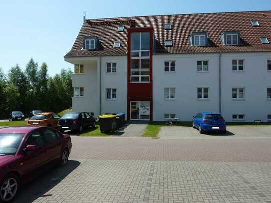 Gemütliche 4 Zimmerwohnung im 1. Obergeschoss mit Balkon und Einbauküche und KFZ Stellplatz