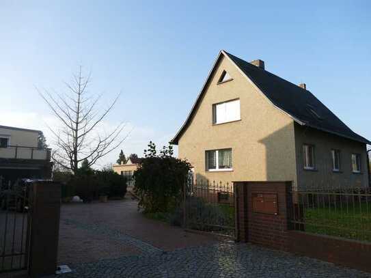 Einfamilienhaus + Werkstatt + Wohnhaus incl. 2 Garagen